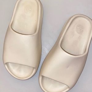 Yeezy Slides in pure size 7 Men’s